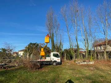 Intervention avec nacelle : élagage d’arbre dans le 65, dans les hautes pyrénées Intervention avec nacelle : élagage d’arbre dans le 65, dans les hautes pyrénées
